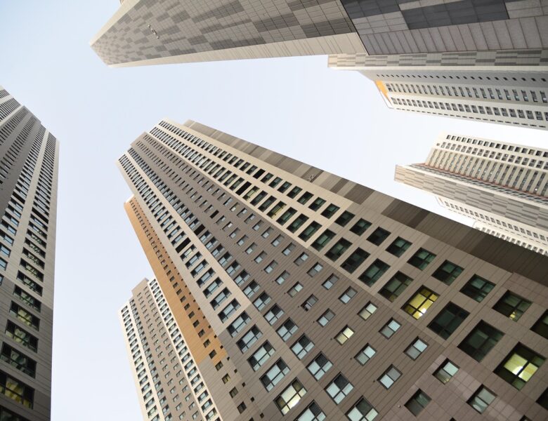 Épargne disponible, immobilier, Bourse : comment répartir son argent sans tout miser sur un seul placement ?