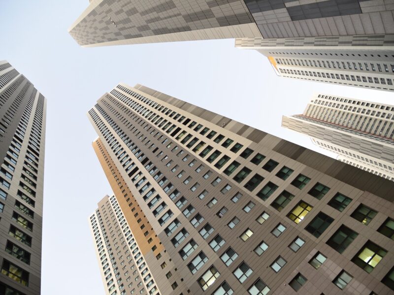 Épargne disponible, immobilier, Bourse : comment répartir son argent sans tout miser sur un seul placement ?